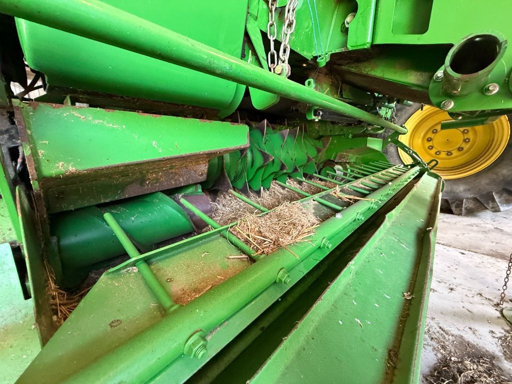 Presse balles rondes JOHN DEERE 864 - photo slide 4