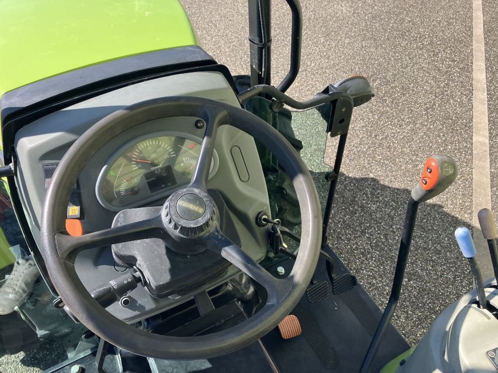 Tracteur fruitier CLAAS NEXOS 230 F - photo slide 9