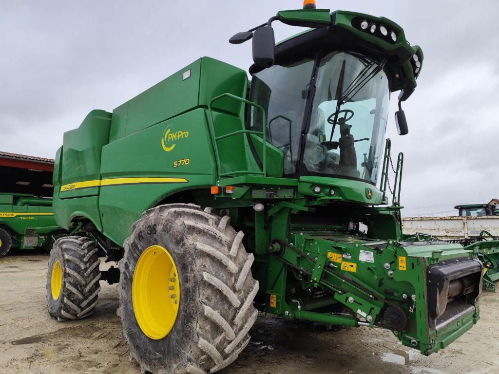 Moissonneuse JOHN DEERE S770 - photo slide 1