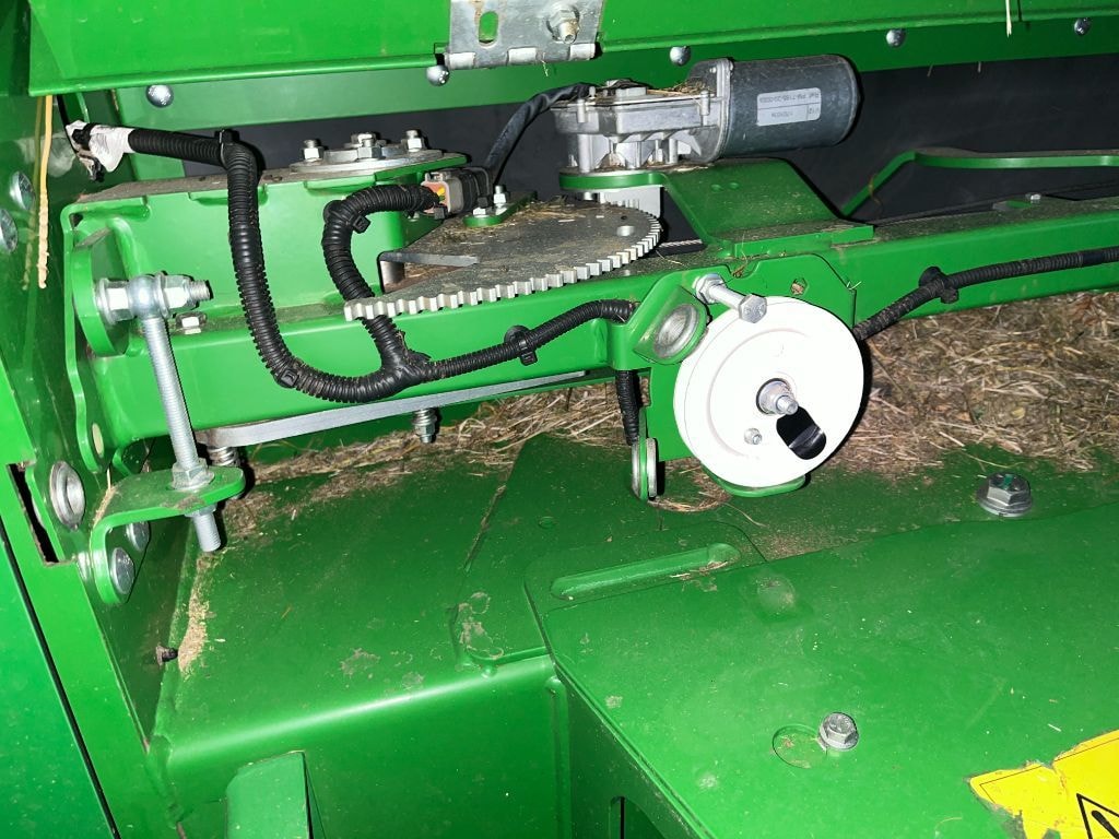 Presse balles rondes JOHN DEERE V451M - photo slide 12