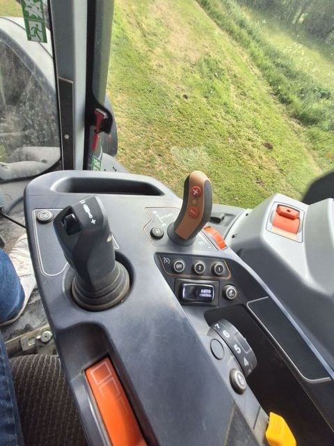 Tracteur VALTRA T215 - photo slide 16
