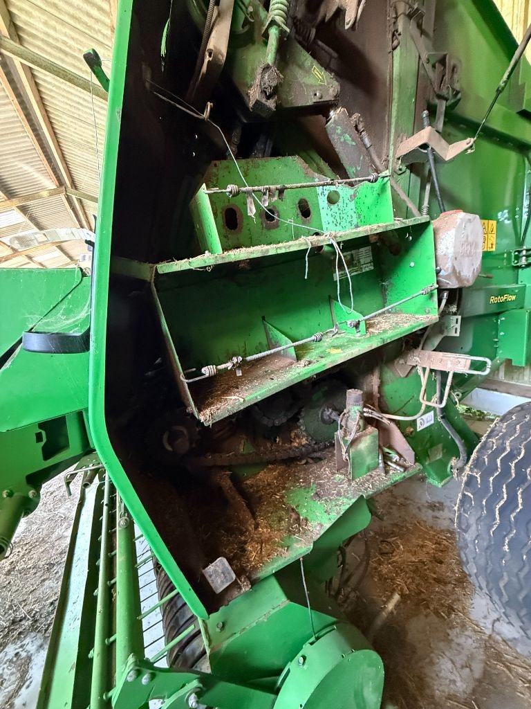 Presse balles rondes JOHN DEERE 864 - photo slide 11
