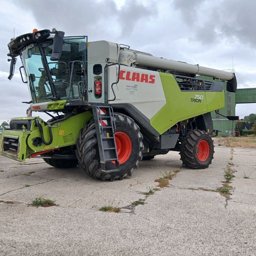 Moissonneuse CLAAS Trion 750 - photo slide 1