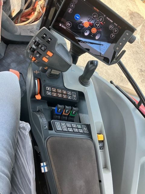 Tracteur VALTRA G135 - photo slide 14