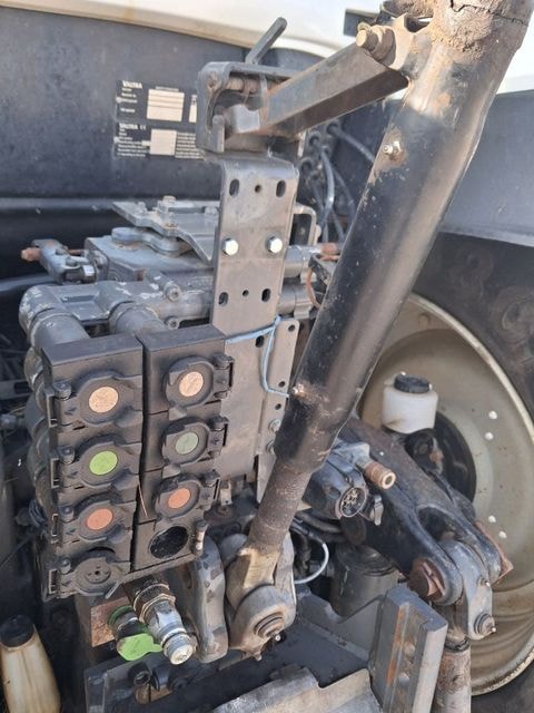 Tracteur VALTRA T144A - photo slide 12