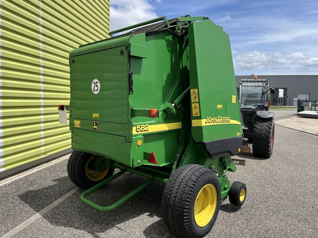 Presse balles rondes JOHN DEERE 582 - photo slide 3