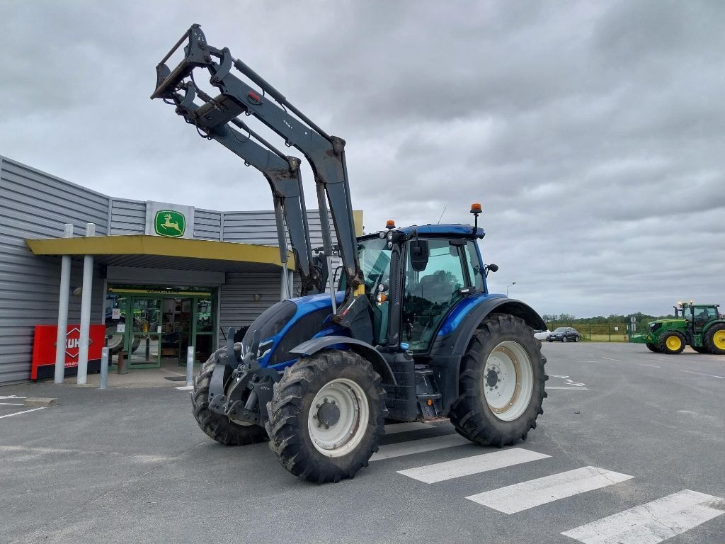 Tracteur chargeur VALTRA N 135 - photo slide 1