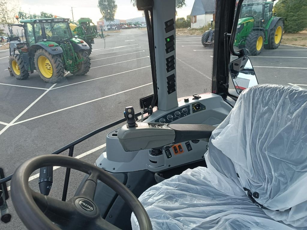 Tracteur chargeur VALTRA A134 H - photo slide 9