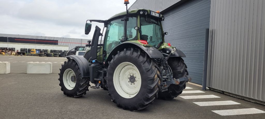 Tracteur VALTRA N135 A - photo slide 8