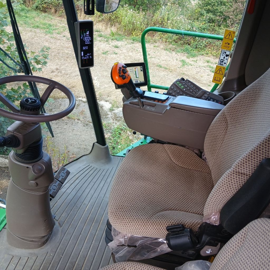 Moissonneuse JOHN DEERE T550 HM - photo slide 9