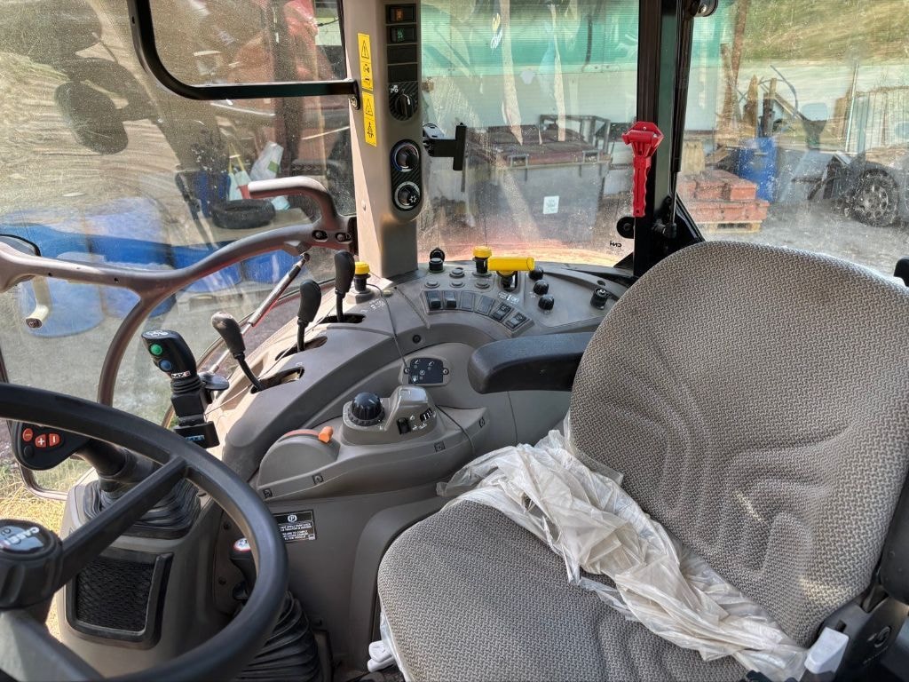 Tracteur chargeur CASE IH FARMALL 100 c - photo slide 4