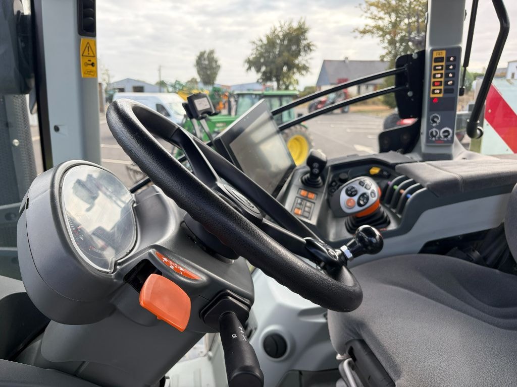 Tracteur CLAAS AXION 830 - photo slide 2