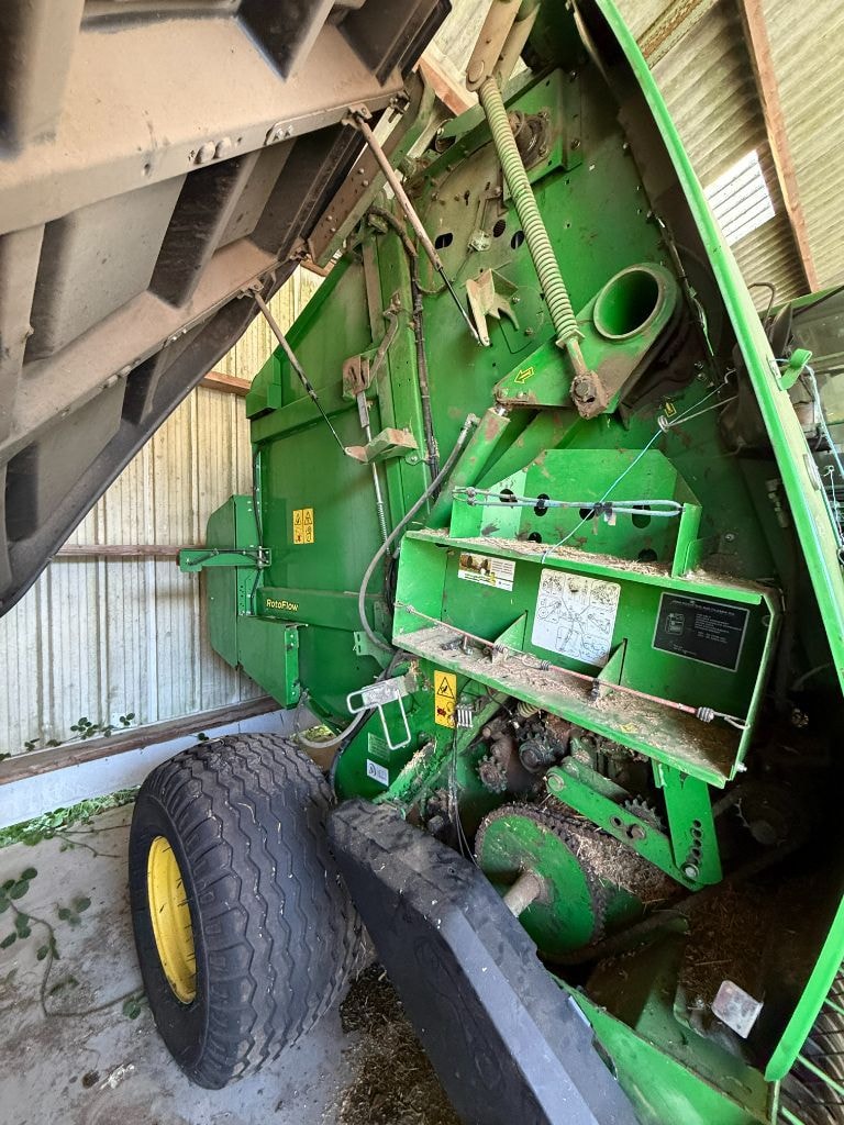 Presse balles rondes JOHN DEERE 864 - photo slide 8