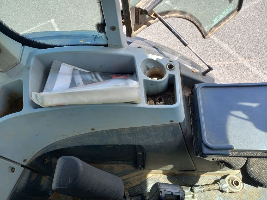 Tracteur chargeur VALTRA T 154 Hi - photo slide 22