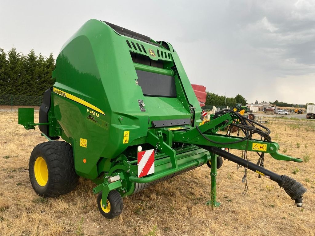 Presse balles rondes JOHN DEERE V451m  - photo slide 1