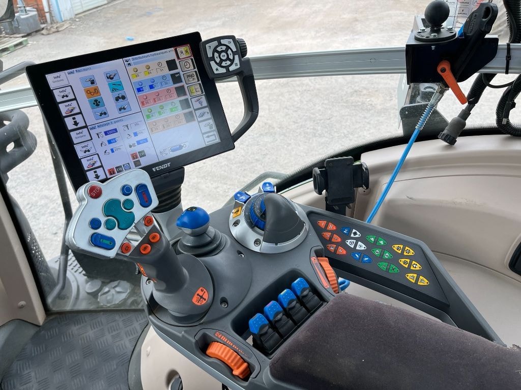 Tracteur FENDT 826 VARIO PROFI + - photo slide 11