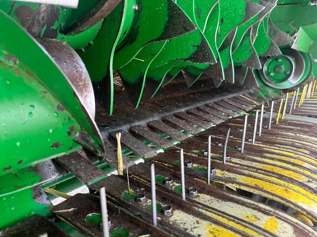 Presse balles rondes JOHN DEERE 582 - photo slide 26