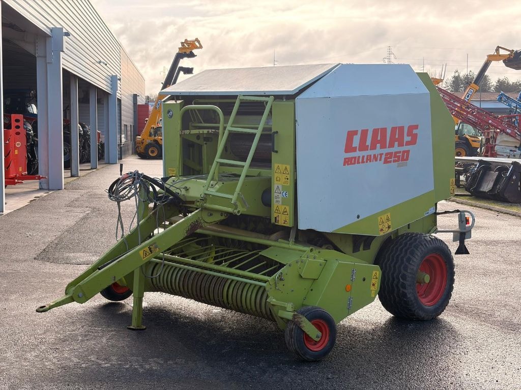 Presse balles rondes CLAAS Rolland 250 - photo slide 1