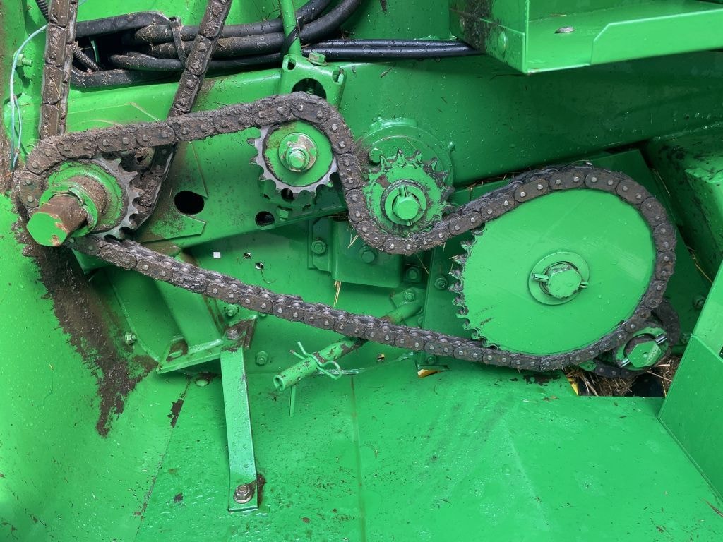Presse balles rondes JOHN DEERE 572 - photo slide 11