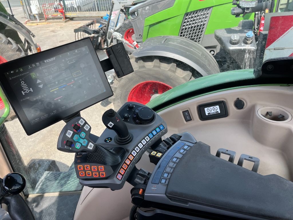 Tracteur FENDT 724 POWER + - photo slide 9