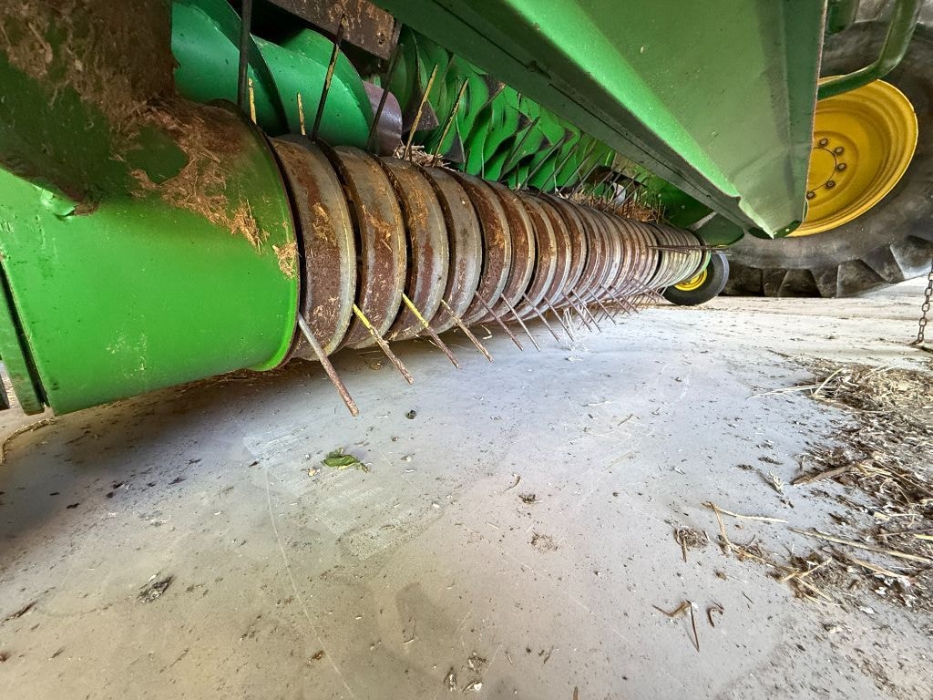 Presse balles rondes JOHN DEERE 864 - photo slide 5