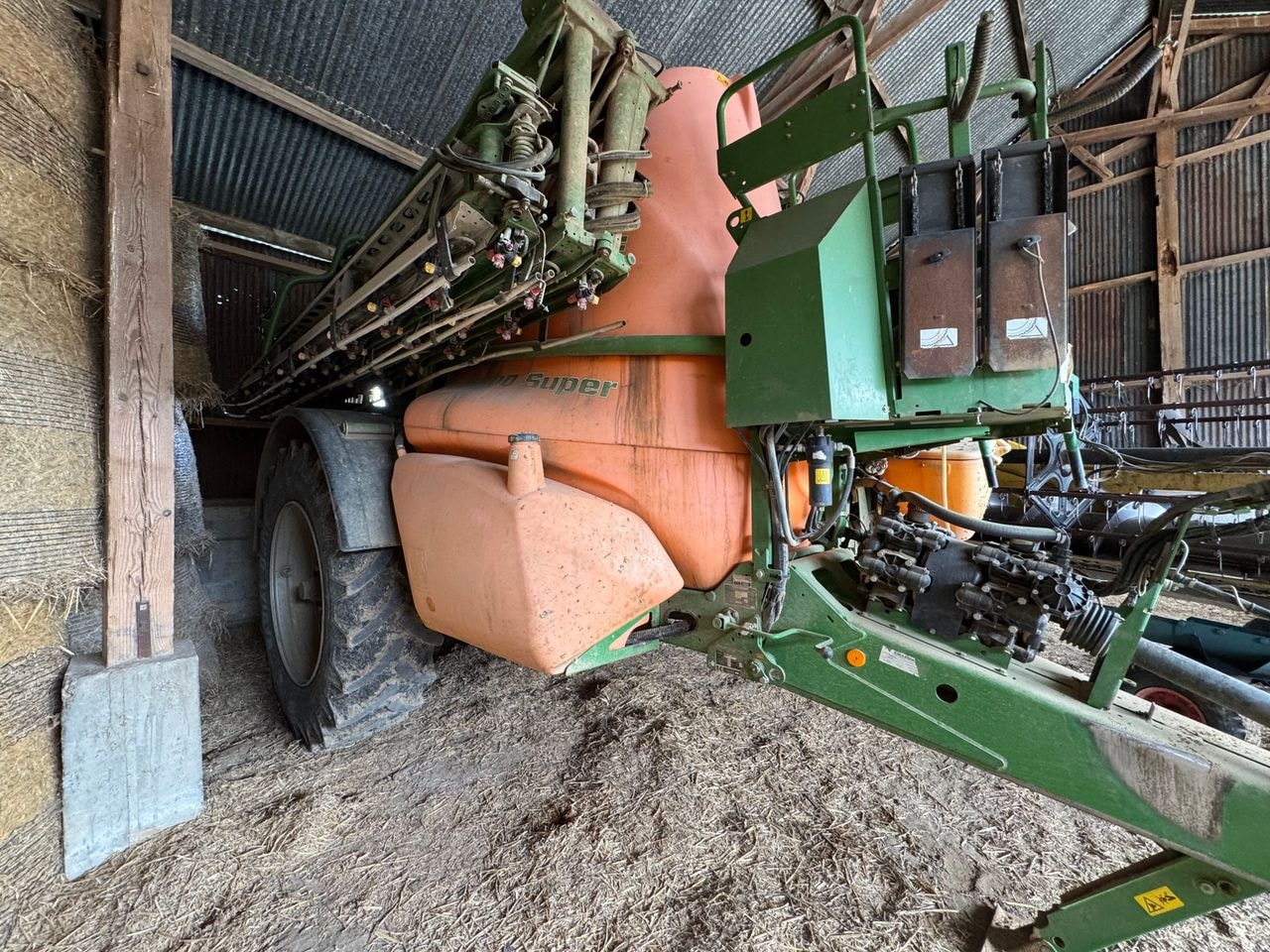 Pulverisateur AMAZONE UX 6200 - photo slide 1