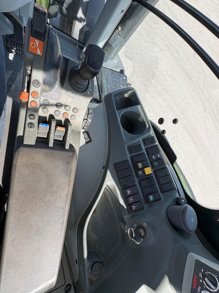 Tracteur CLAAS AXION 810 - photo slide 12