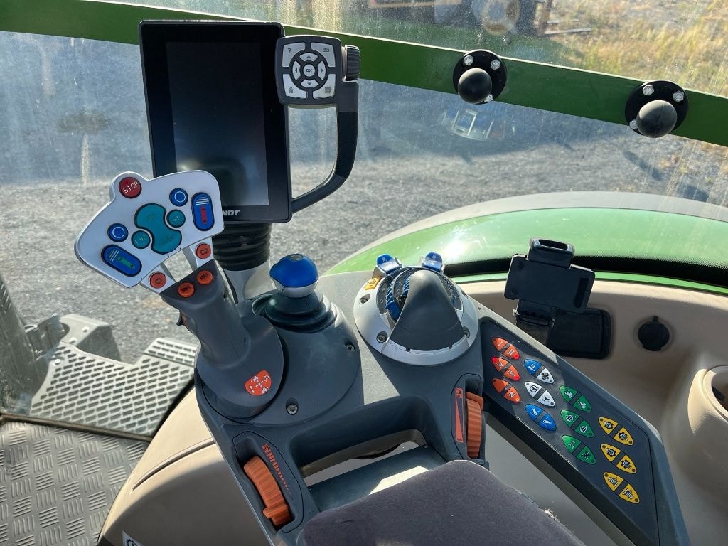 Tracteur FENDT 724 POWER+ S4 - photo slide 13