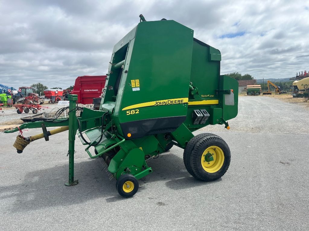 Presse balles rondes JOHN DEERE 582 - photo slide 18