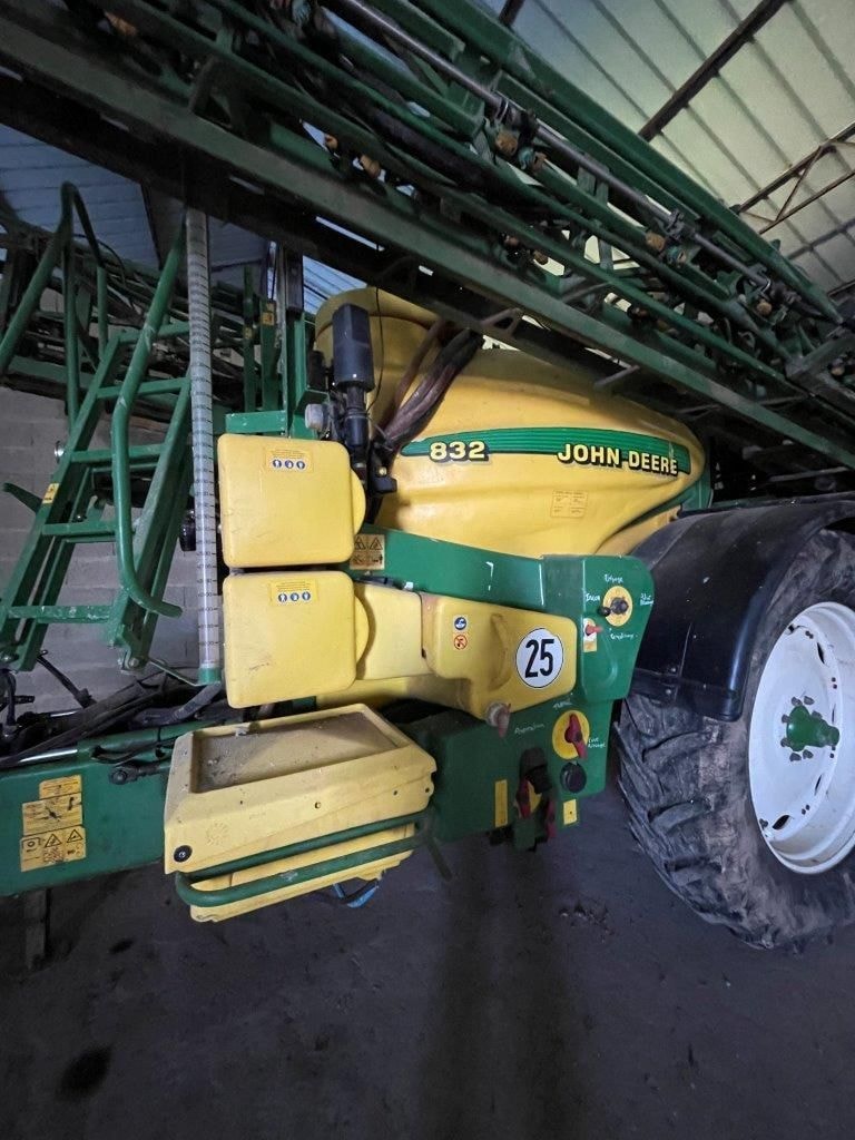 Pulverisateur JOHN DEERE 832 - photo slide 8