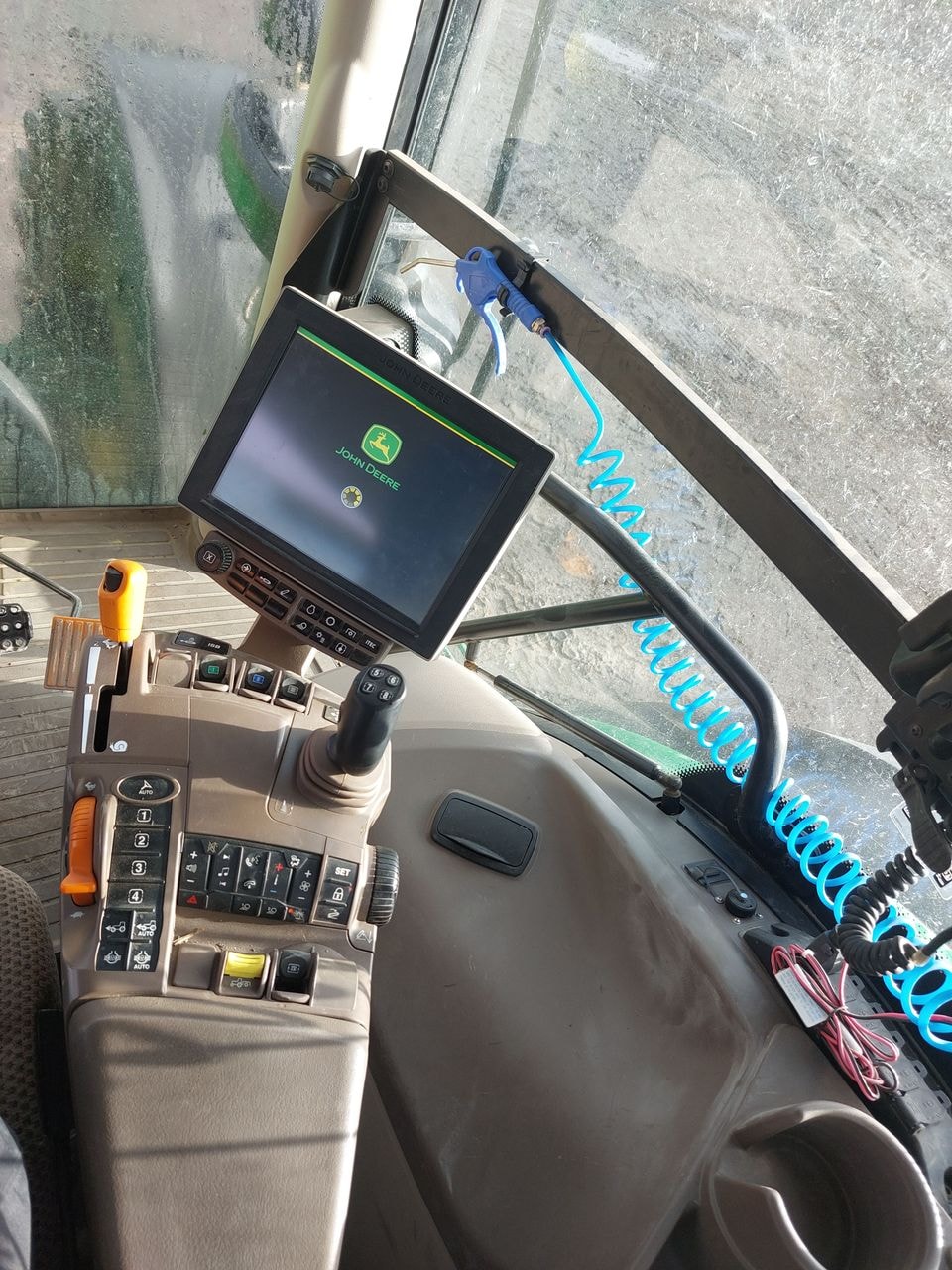Tracteur JOHN DEERE 6195R - photo slide 12