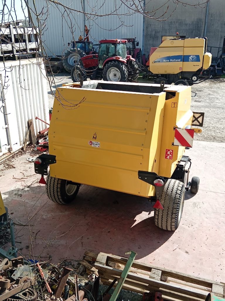 Presse balles rondes NEW HOLLAND BR 6090 - photo slide 6