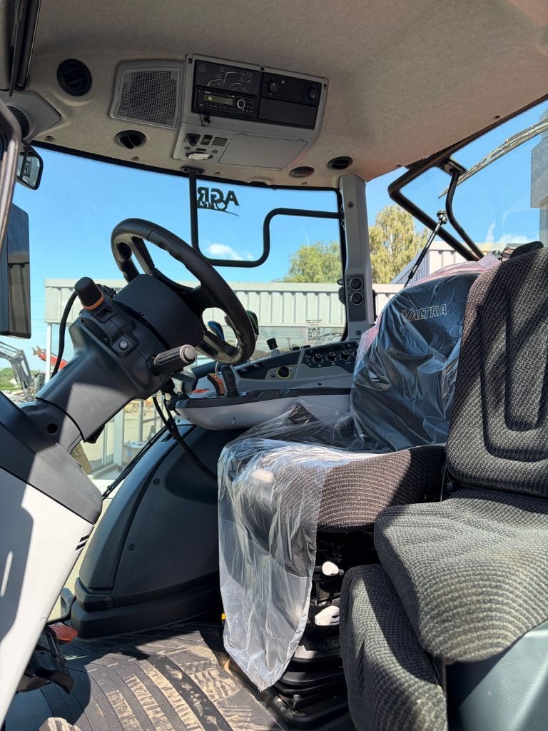 Tracteur VALTRA T175eA - photo slide 3