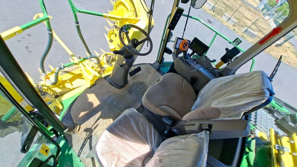 Ensileuse JOHN DEERE 8200 - photo slide 23