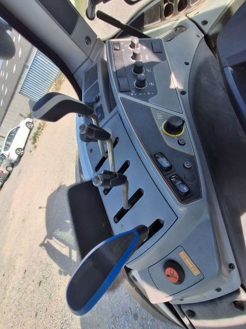 Tracteur VALTRA T144A - photo slide 16