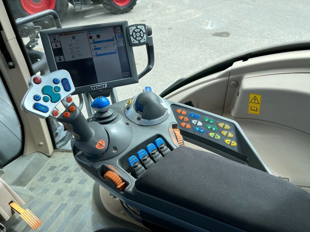 Tracteur FENDT 828 VARIO PROFI - photo slide 10