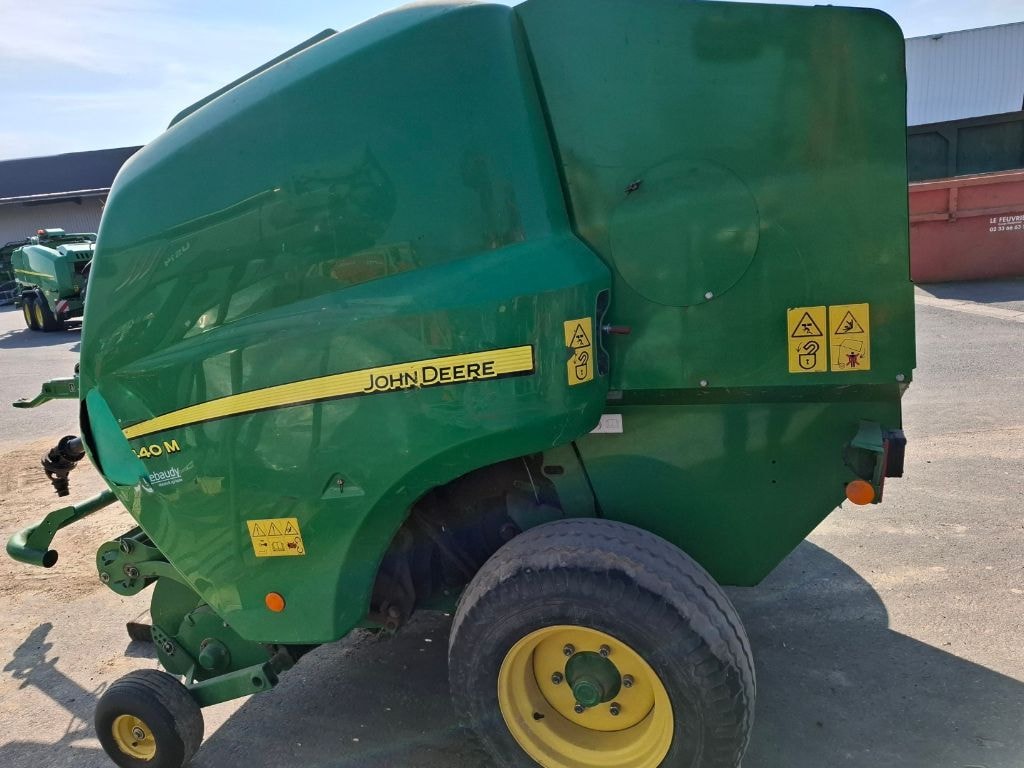 Presse balles rondes JOHN DEERE F440M - photo slide 4