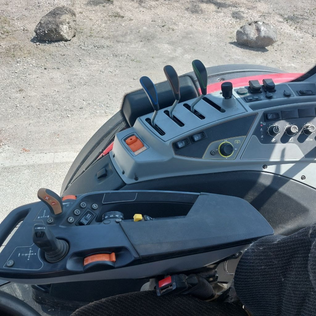 Tracteur chargeur VALTRA N135 - photo slide 10
