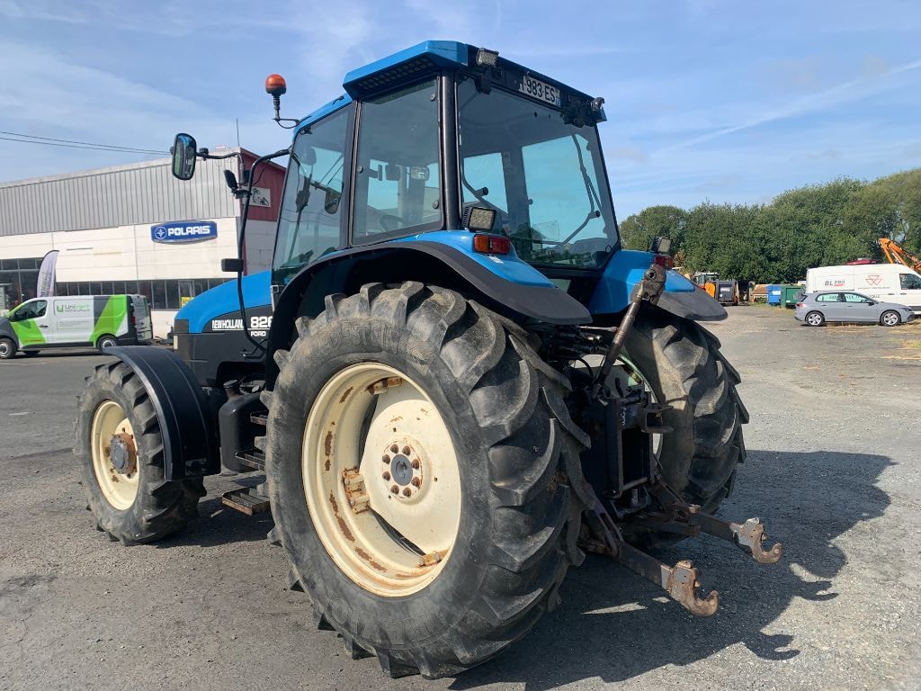 Tracteur NEW HOLLAND 8260 - photo slide 7