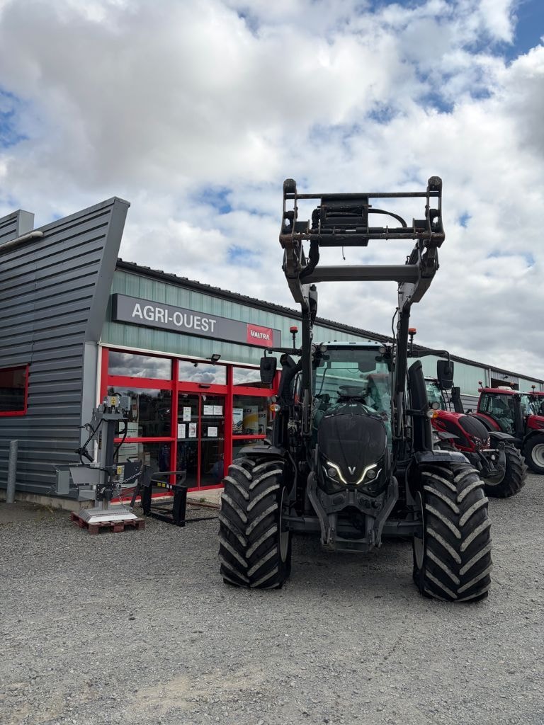 Tracteur chargeur VALTRA N135A - photo slide 13