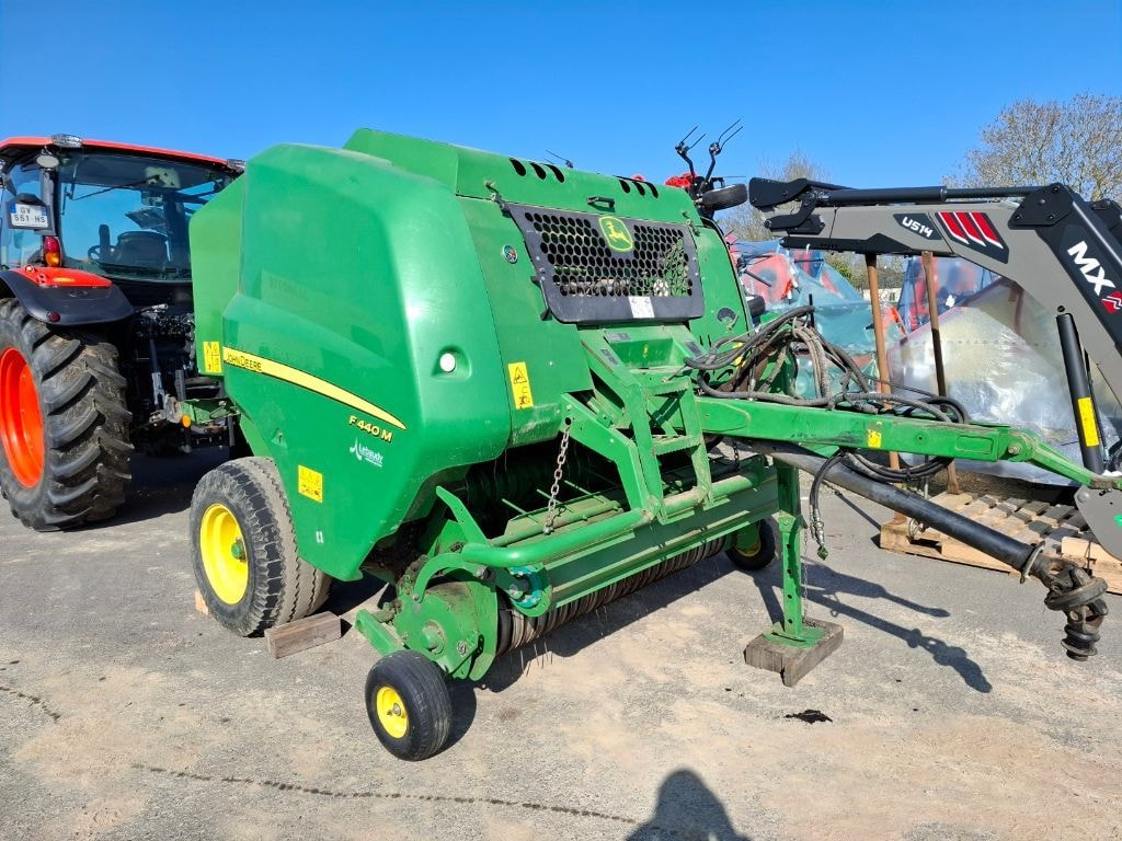 Presse balles rondes JOHN DEERE F440M - photo slide 1