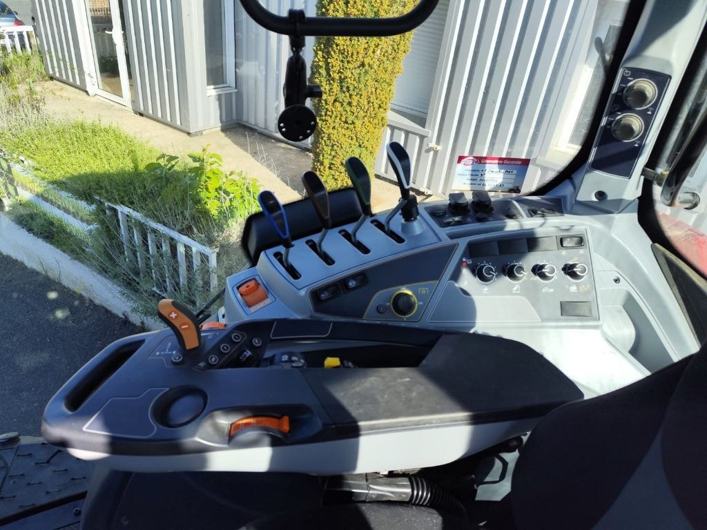 Tracteur VALTRA T145 - photo slide 11
