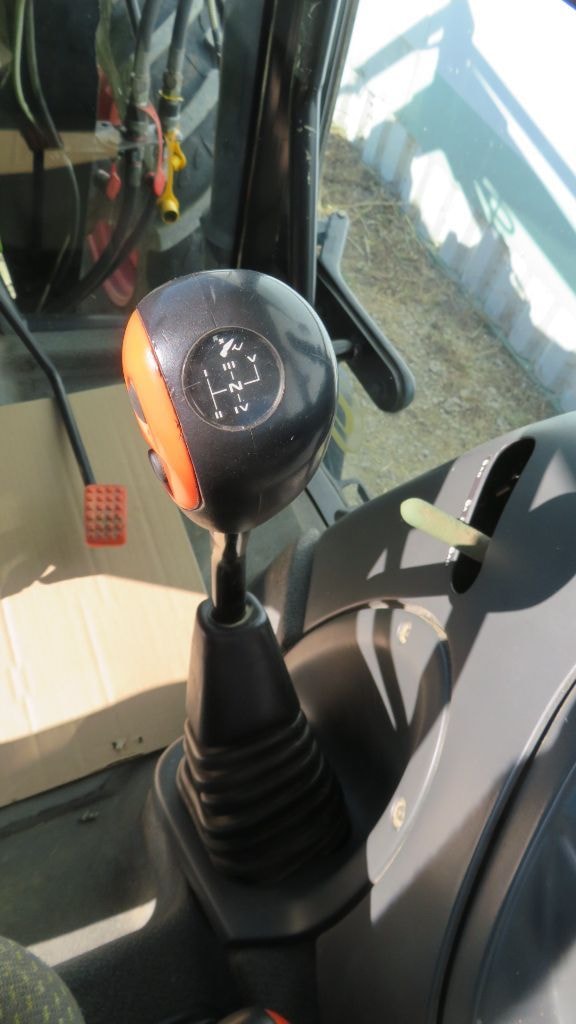 Tracteur chargeur CLAAS AXOS 320 CX  - photo slide 13