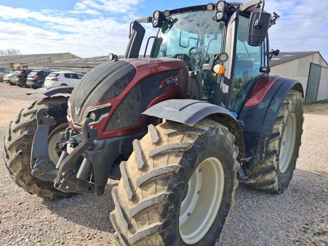 Tracteur chargeur VALTRA N 135A - photo slide 1