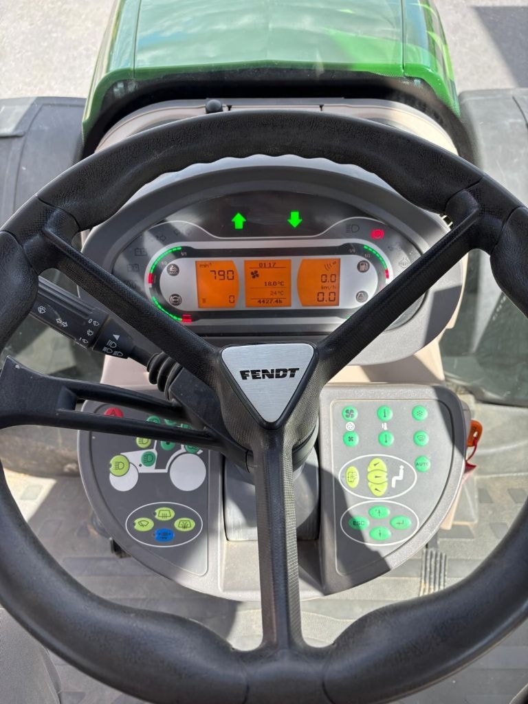Tracteur FENDT 826 VARIO PROFI + - photo slide 26