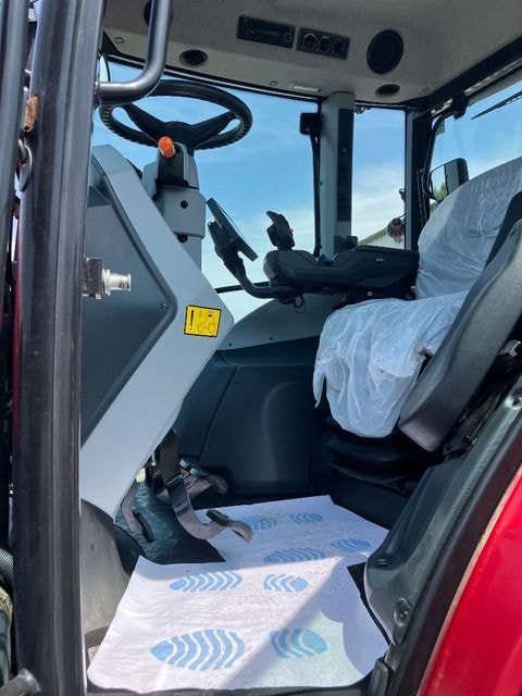 Tracteur VALTRA G135 - photo slide 10