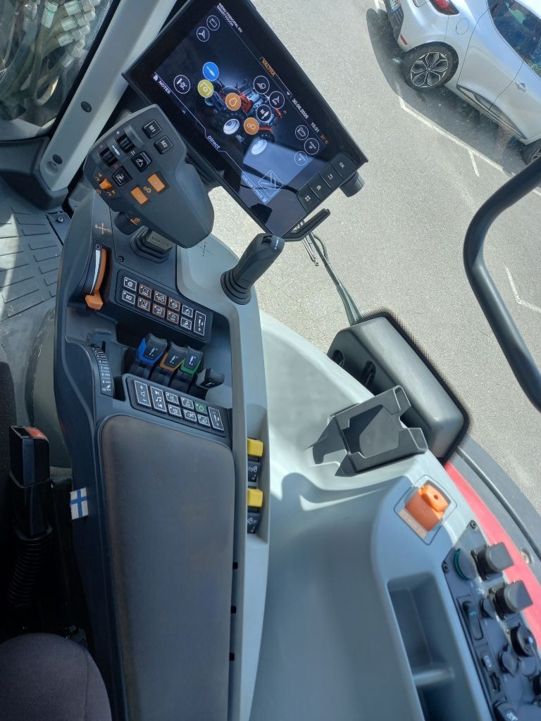 Tracteur chargeur VALTRA N 175 DIRECT - photo slide 21