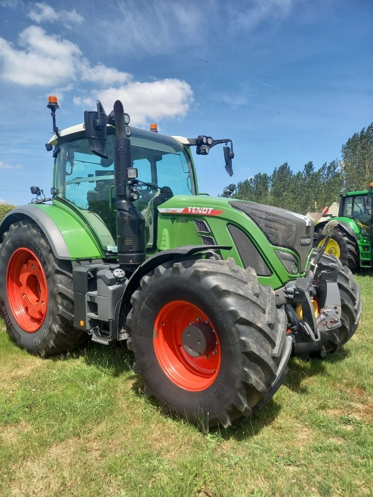Tracteur FENDT 724 VARIO POWER + - photo slide 1