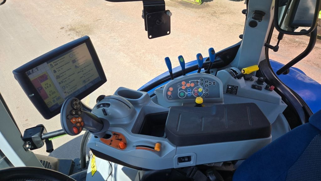 Tracteur NEW HOLLAND T6.145 AC - photo slide 10