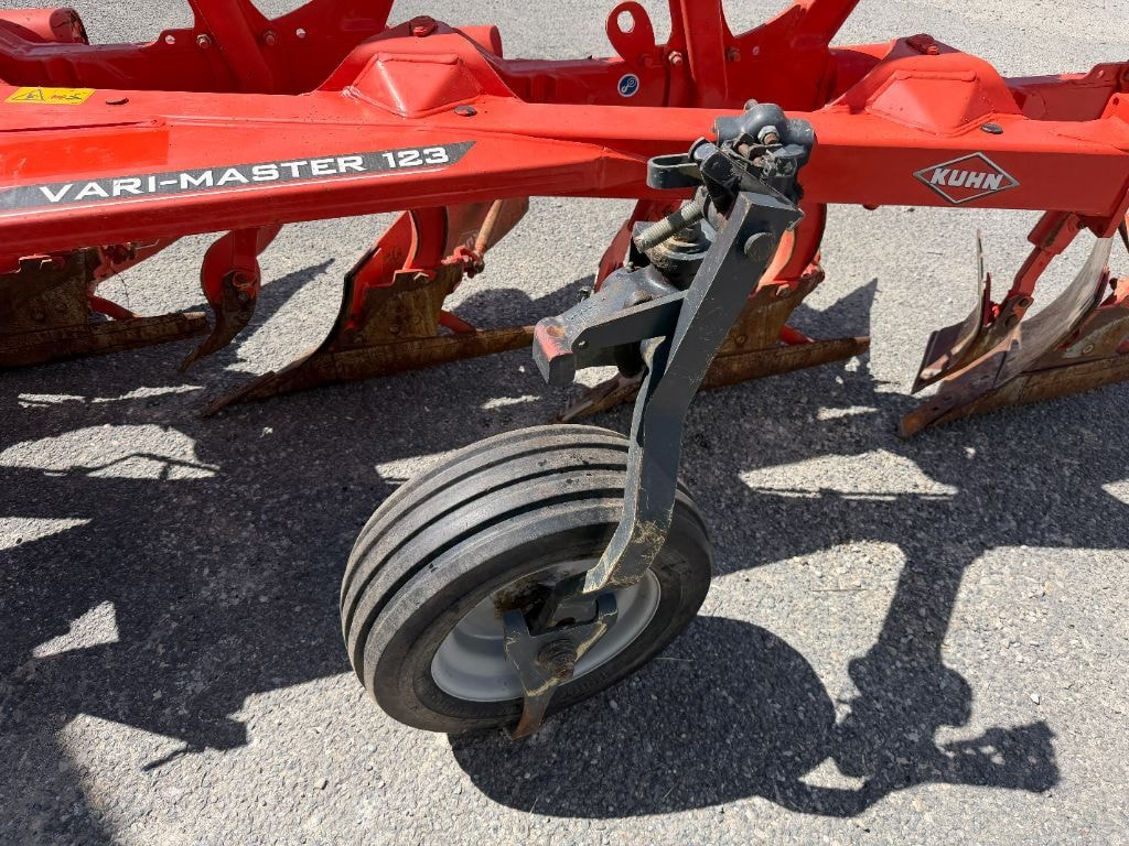 Charrue KUHN Varimaster VM 123 - photo slide 9